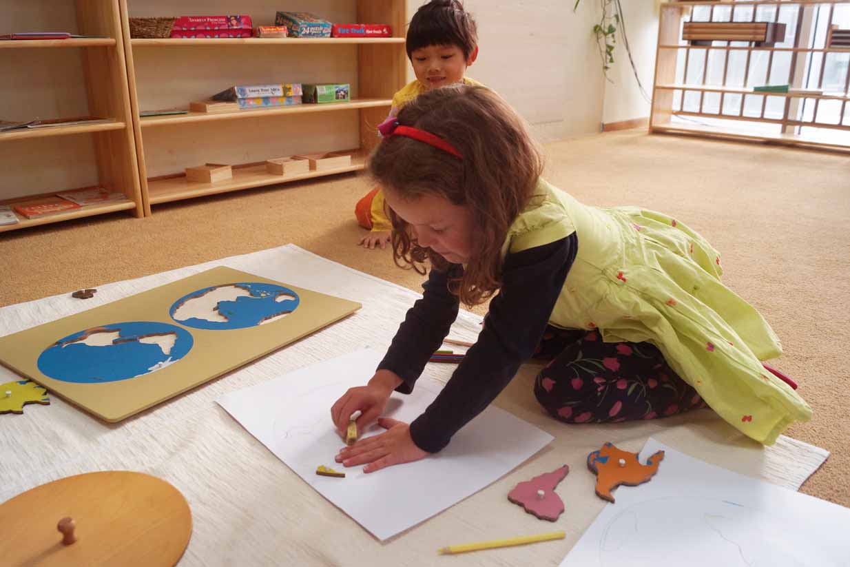 Niños jugando - Materiales y juguetes Montessori